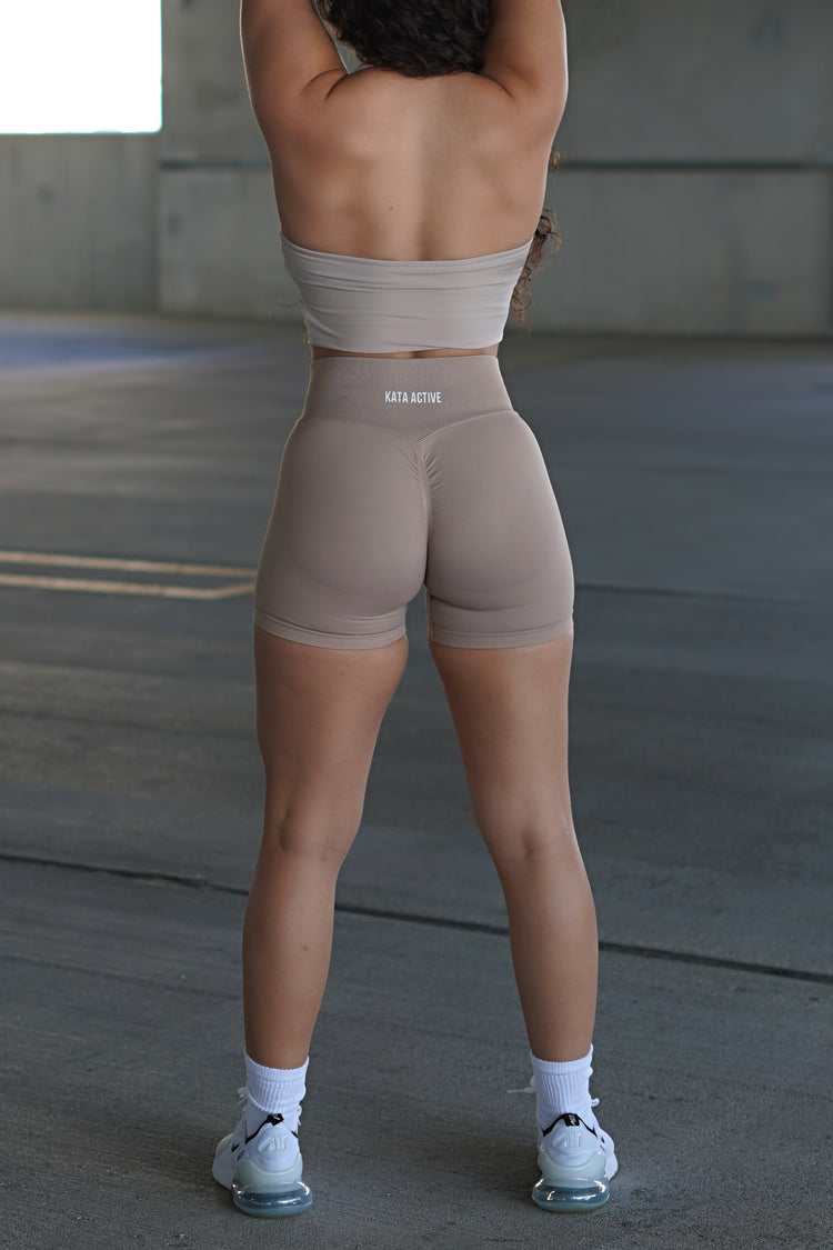 Kata Seamless Scrunch Shorts for women – high-waisted fit with scrunch detailing for a flattering look