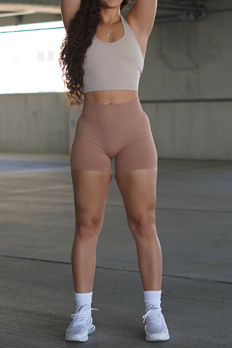 Kata Seamless Scrunch Shorts for women – high-waisted fit with scrunch detailing for a flattering look